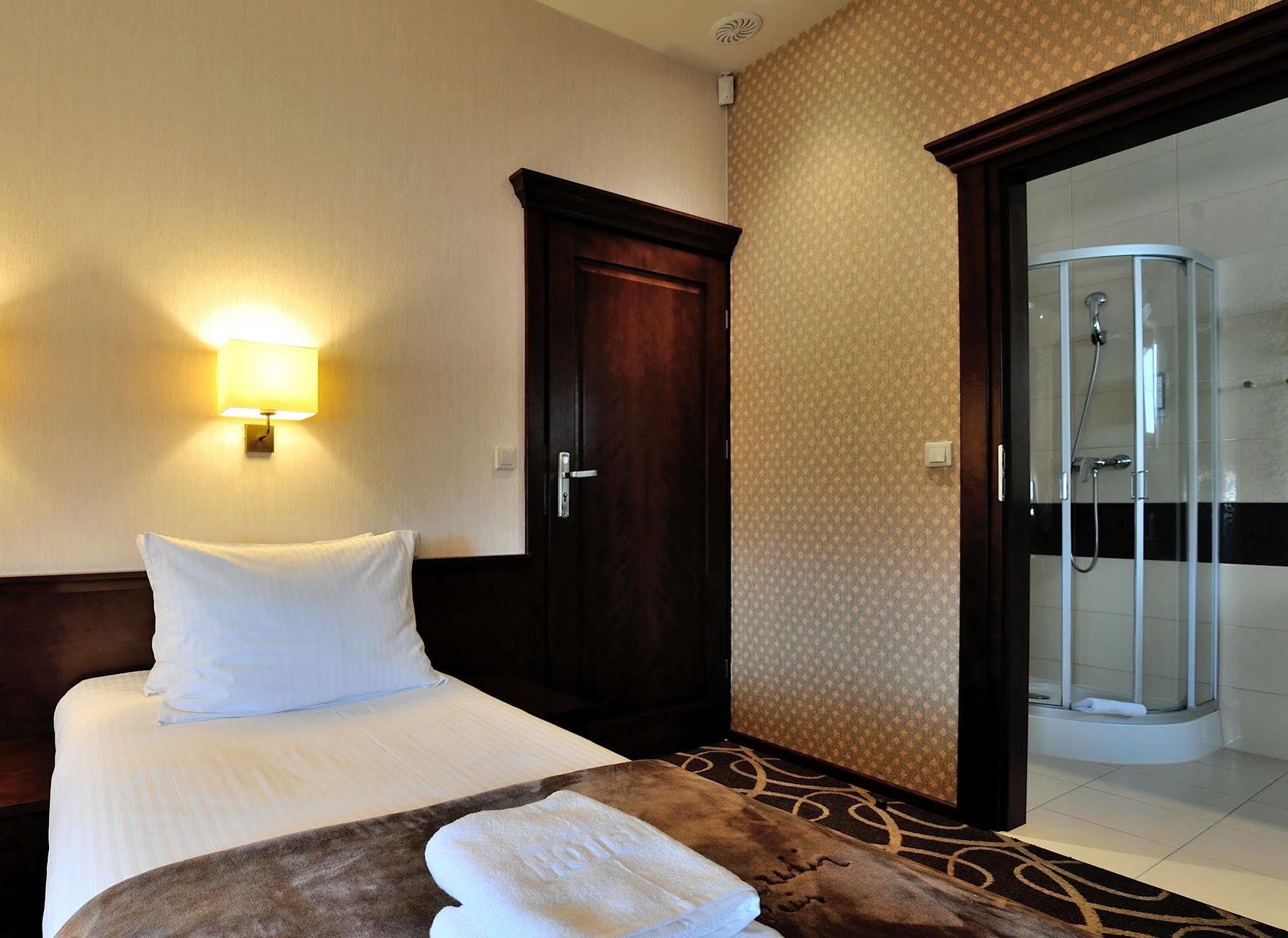 Hotel Dwor Choiny Kazimierówka Kültér fotó