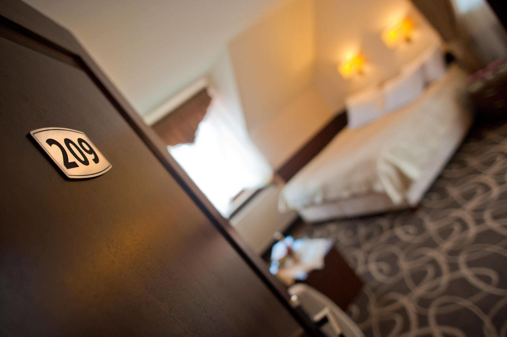 Hotel Dwor Choiny Kazimierówka Kültér fotó