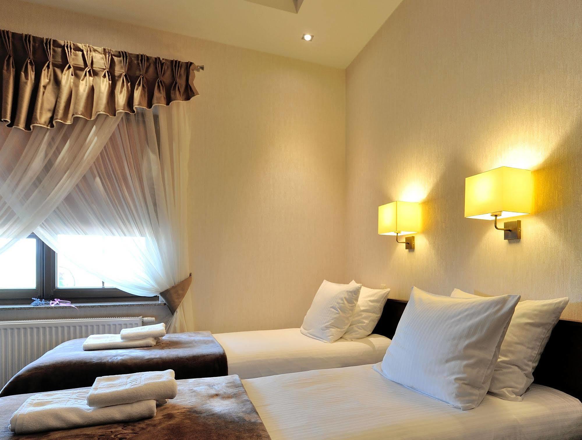 Hotel Dwor Choiny Kazimierówka Kültér fotó
